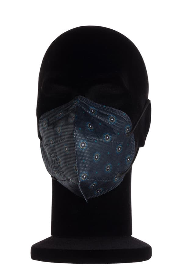 Mascherina FFP2 My Mask Pro blu notte con piccoli soli stampati, su un manichino nero.